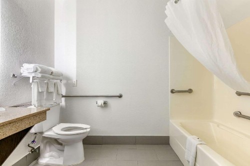 Clarion Pointe Columbus-Bradley Park - image 10