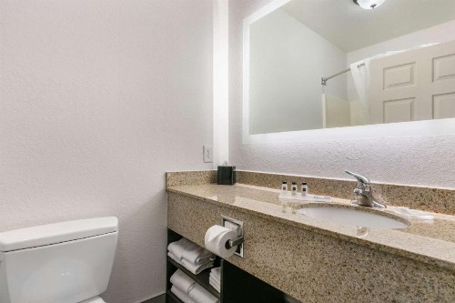 Clarion Pointe Columbus-Bradley Park - image 26