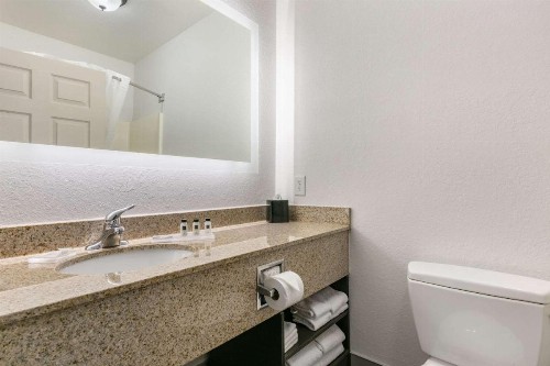 Clarion Pointe Columbus-Bradley Park - image 31