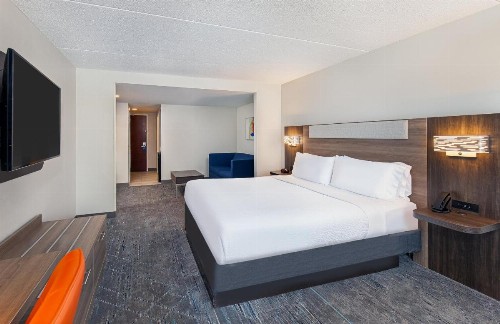 Holiday Inn Express & Suites Columbus at Northlake an IHG Hotel - image 2