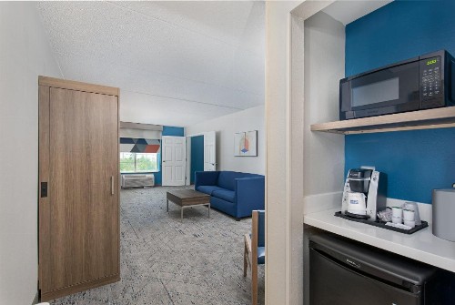 Holiday Inn Express & Suites Columbus at Northlake an IHG Hotel - image 33