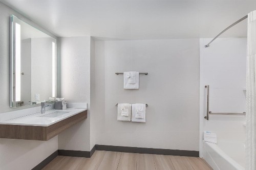 Holiday Inn Express & Suites Columbus at Northlake an IHG Hotel - image 35