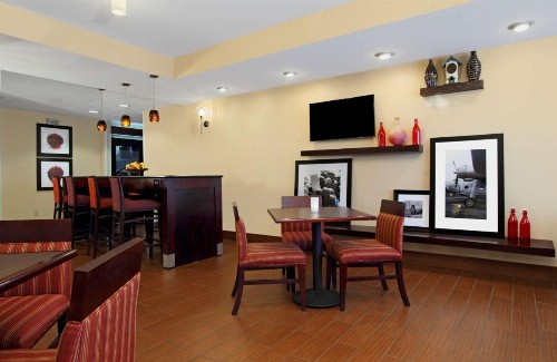 Hampton Inn Columbus-International Airport - image 8