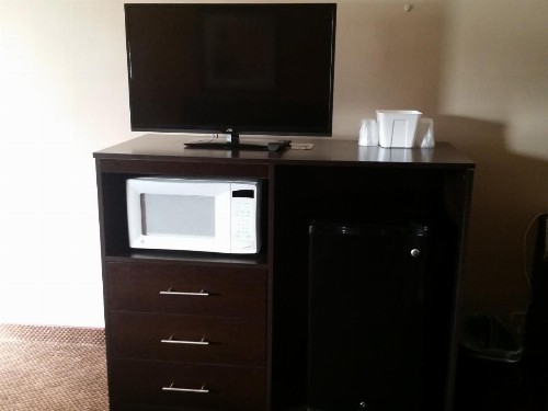 German Village Inn Motel - image 3