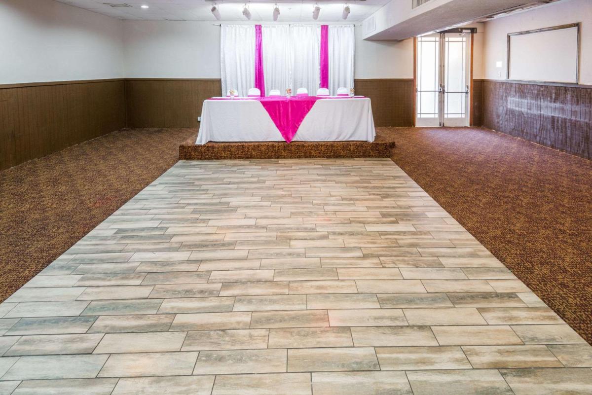 Columbus Grand Hotel & Banquet Center - image 2