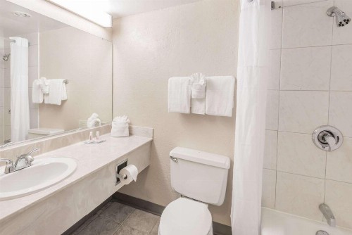 Columbus Grand Hotel & Banquet Center - image 26