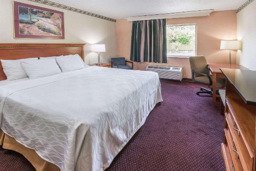 Columbus Grand Hotel & Banquet Center - image 3