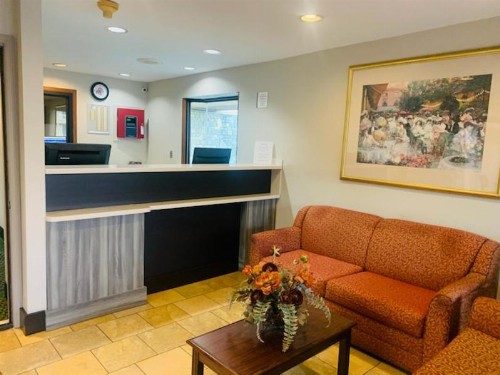 Rodeway Inn - image 13
