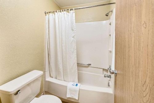 Rodeway Inn - image 14