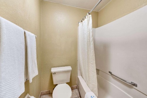 Rodeway Inn - image 17