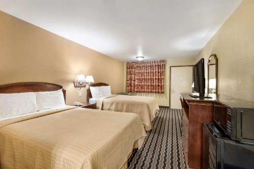 Rodeway Inn - image 18