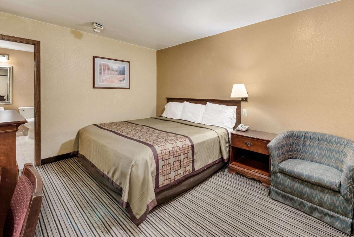 Rodeway Inn - image 2