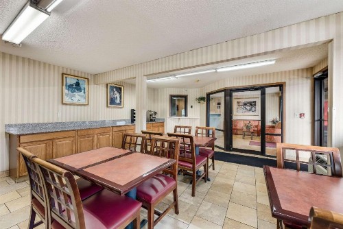 Rodeway Inn - image 33