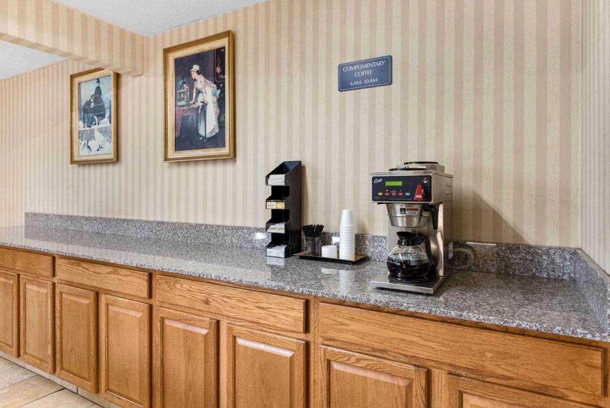 Rodeway Inn - image 4