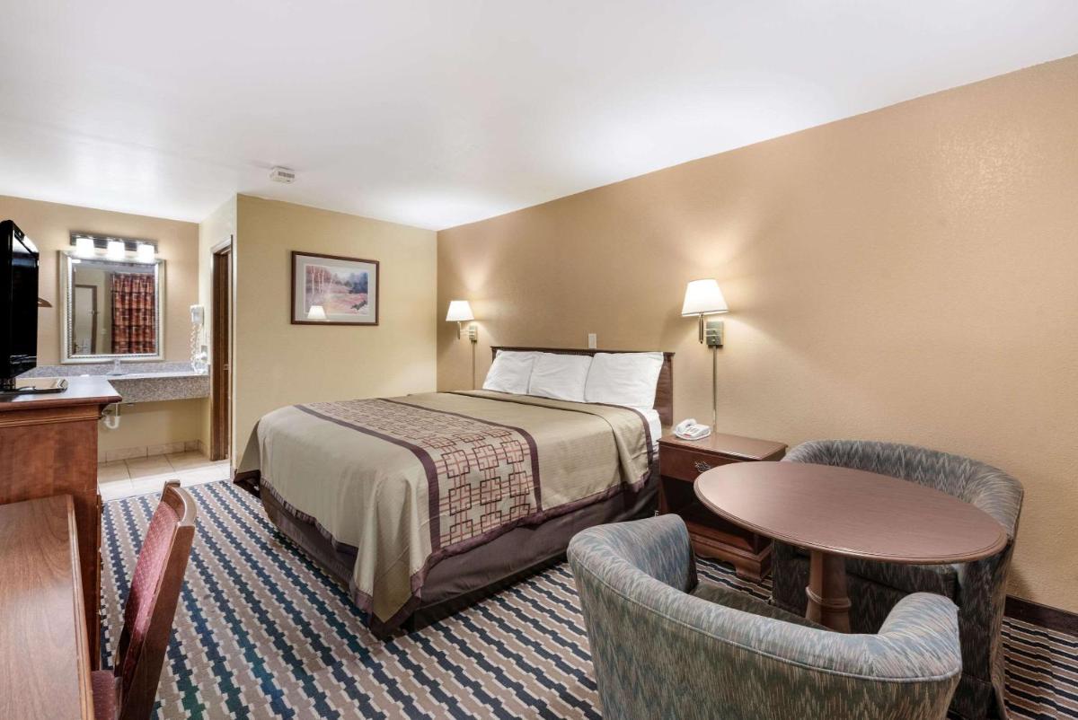 Rodeway Inn - image 7