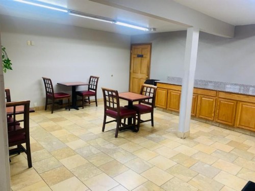 Rodeway Inn - image 8