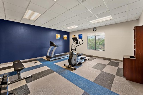 Comfort Suites East Broad at 270 - image 10