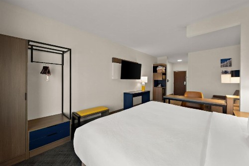 Comfort Suites East Broad at 270 - image 14