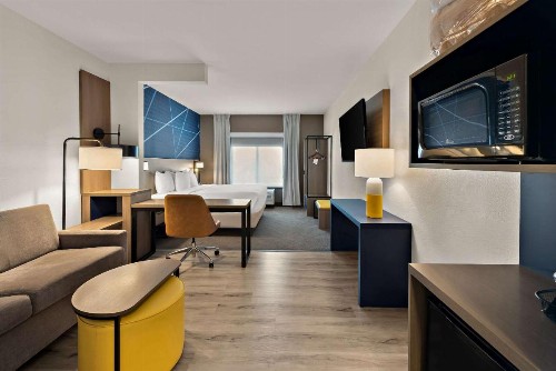 Comfort Suites East Broad at 270 - image 15