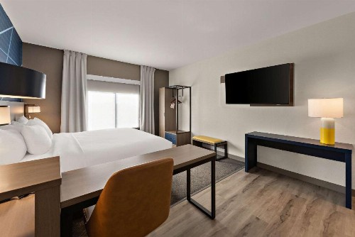 Comfort Suites East Broad at 270 - image 16