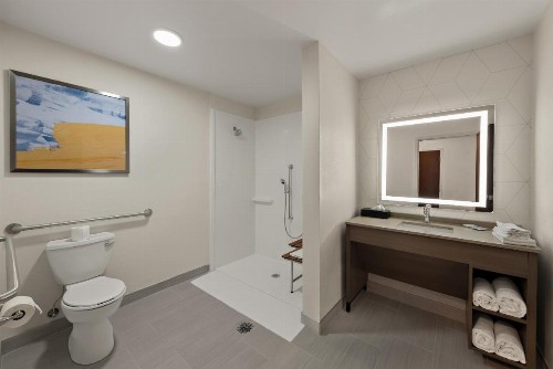 Comfort Suites East Broad at 270 - image 18
