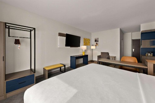 Comfort Suites East Broad at 270 - image 32