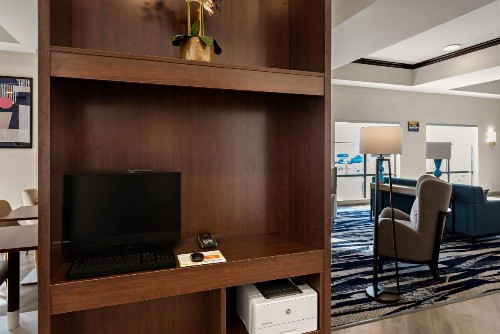 Comfort Suites East Broad at 270 - image 4