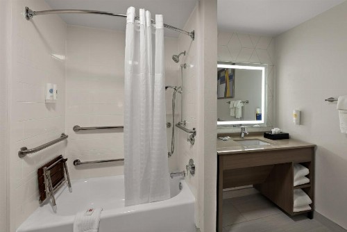 Comfort Suites East Broad at 270 - image 41