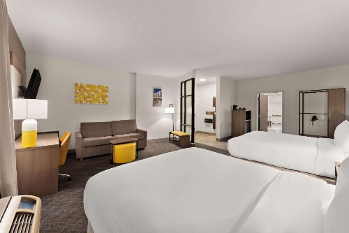 Comfort Suites East Broad at 270 - image 7