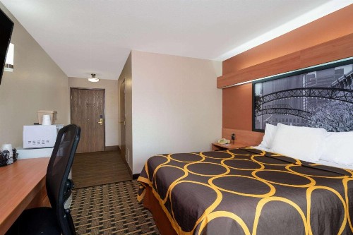Super 8 by Wyndham Columbus West - image 10