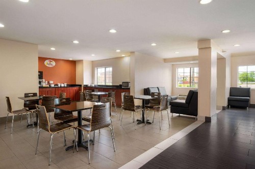 Super 8 by Wyndham Columbus West - image 2