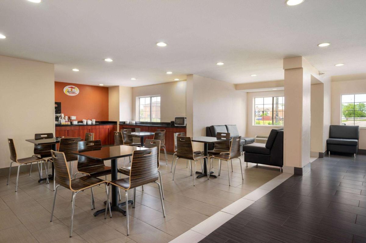 Super 8 by Wyndham Columbus West - image 2