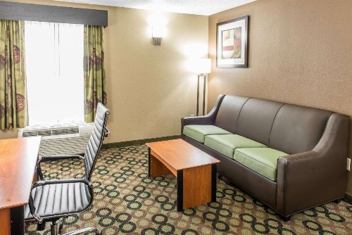 Quality Inn & Suites Columbus - image 17