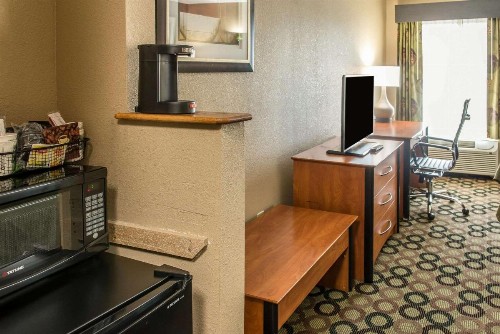Quality Inn & Suites Columbus - image 19