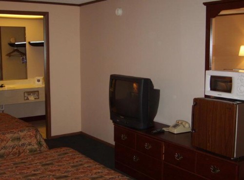 Budgetel Inn & Suites - image 2