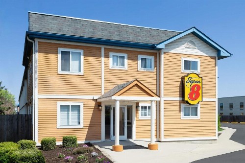 Super 8 by Wyndham Columbus - image 2