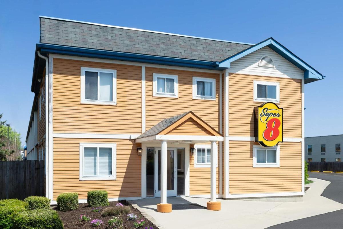 Super 8 by Wyndham Columbus - image 2
