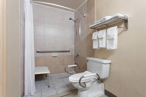 Super 8 by Wyndham Columbus - image 7