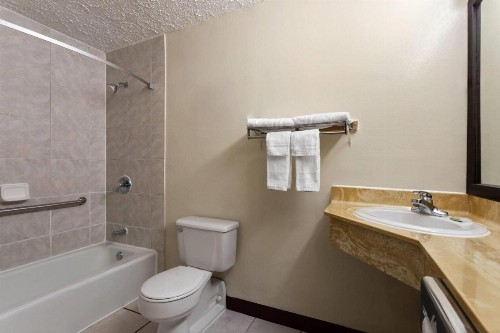 Super 8 by Wyndham Columbus - image 9