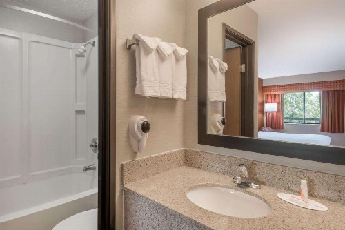 Days Inn by Wyndham Columbus Fairgrounds - image 13