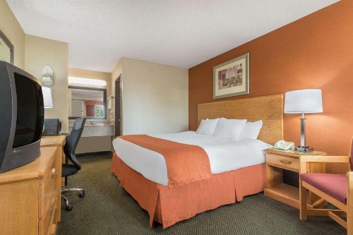 Days Inn by Wyndham Columbus Fairgrounds - image 18