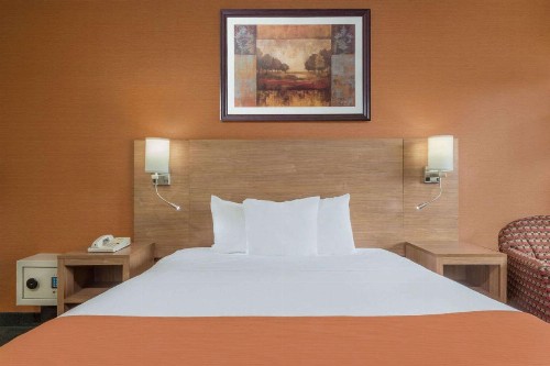 Days Inn by Wyndham Columbus Fairgrounds - image 23