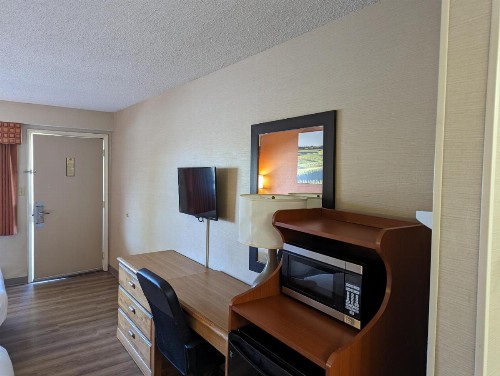 Days Inn by Wyndham Columbus Fairgrounds - image 31