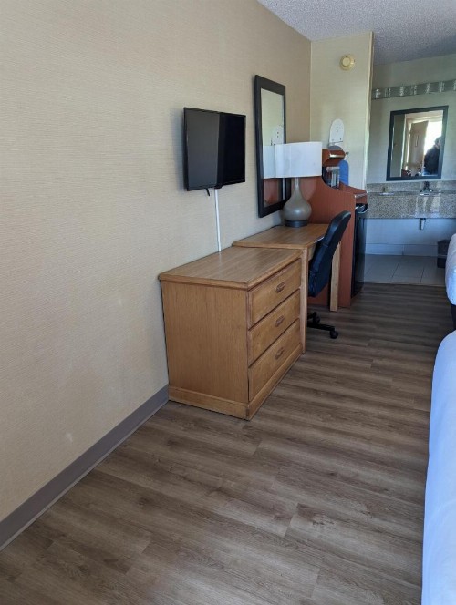 Days Inn by Wyndham Columbus Fairgrounds - image 32