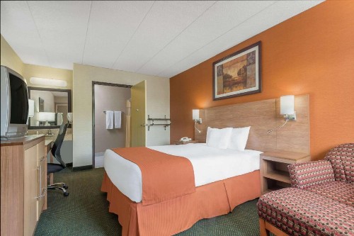 Days Inn by Wyndham Columbus Fairgrounds - image 6