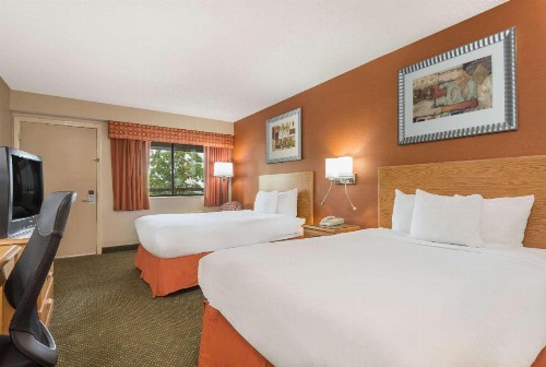 Days Inn by Wyndham Columbus Fairgrounds - image 7