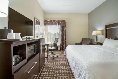 Hampton Inn West - image 11
