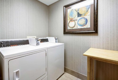 Hampton Inn West - image 2