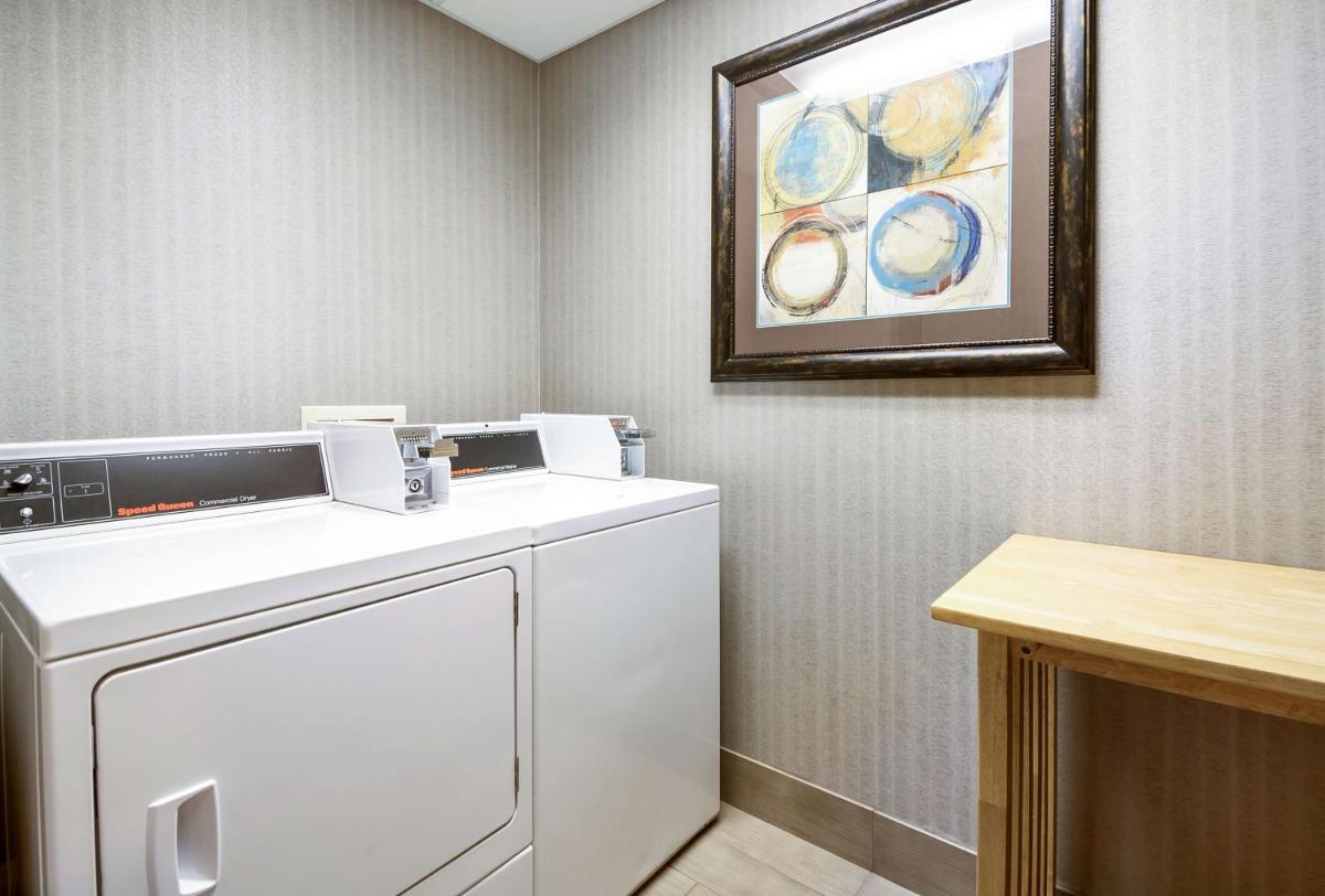 Hampton Inn West - image 2