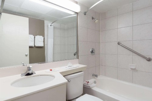 Days Inn by Wyndham Columbus East Airport - image 34